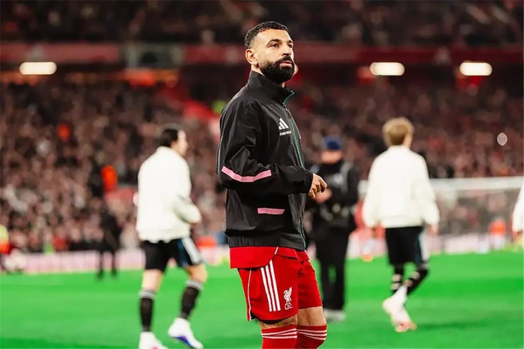 مدافع نيجيريا السابق: إنجازات محمد صلاح يصعب تكرارها، والأفضل أن ينهي مسيرته الرياضية في السعودية