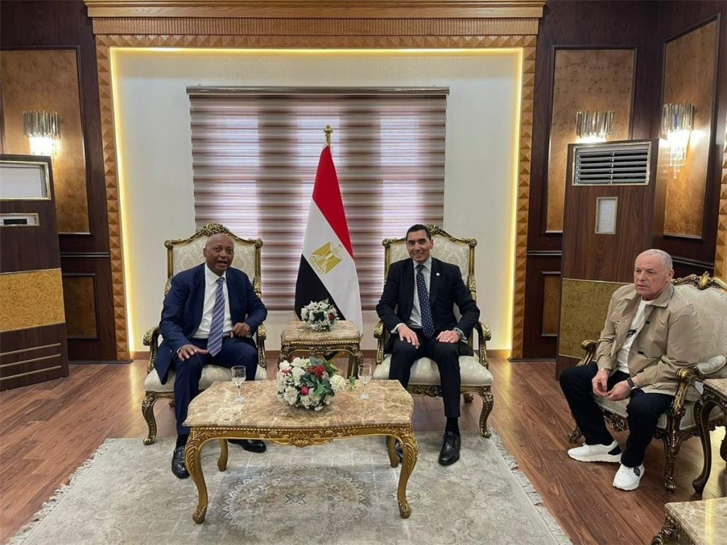 وزير الرياضة المصري يستقبل رئيس الكاف لمناقشة استضافة بطولات إفريقيا