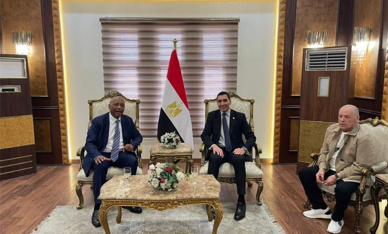 وزير الرياضة المصري يستقبل رئيس الكاف لمناقشة استضافة بطولات إفريقيا