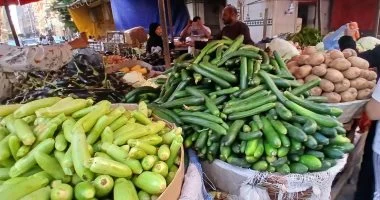أسعار الخضروات والفاكهة في المزاد الصباحي بسوق العبور