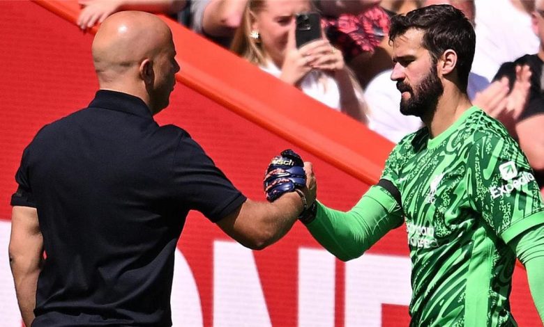 أليسون بيكر يُعارض تصريحات سلوت قبل مواجهة ليفربول ومانشستر سيتي المثيرة