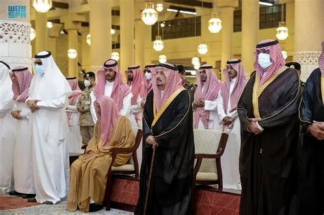 أمير الرياض يؤدي صلاة الجنازة على الأميرة الجوهرة بنت فيصل