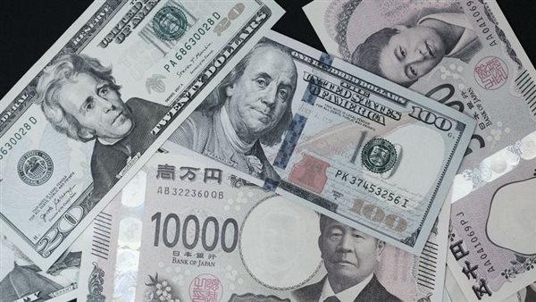 الدولار يسجل مكاسب أسبوعية مع تعثر محادثات السلام بين أمريكا وإيران