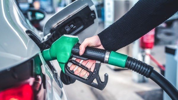 الرابطة الأمريكية للسيارات تكشف: ارتفاع بنسبة 44.3% في سعر البنزين منذ بداية حرب إيران