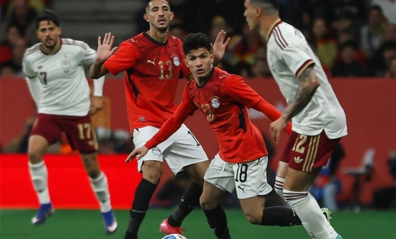 السفير المصري يعبر عن دعم جماهير إسبانيا في مواجهة التمييز العنصري ضد المنتخب