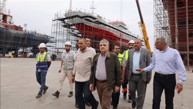 الفريق أسامة ربيع يتابع تقدم بناء قاطرات "عزم" وسفن الصيد