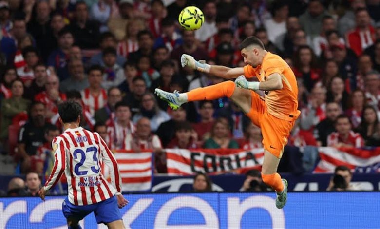 بث مباشر: طرد لاعب أتلتيكو مدريد في مواجهة برشلونة بالدوري الإسباني