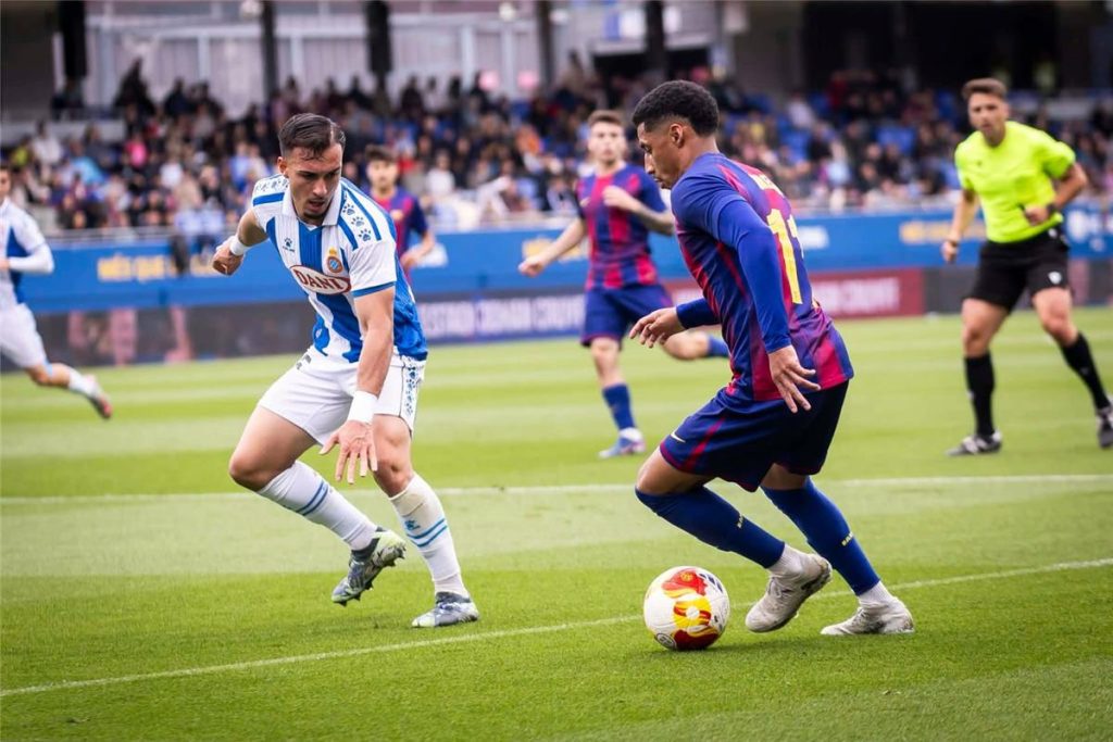 برشلونة أتلتيك يحقق انتصاراً مقنعاً على إسبانيول بثلاثية وسط حضور فليك وحمزة عبد الكريم