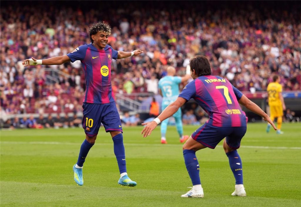 برشلونة يضع خططًا لاستقطاب بديل باستوني لتعزيز دفاعه في الصيف القادم