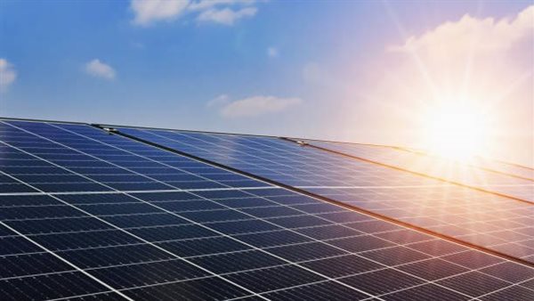 تدشين محطة طاقة شمسية بقدرة 89 ميجاوات ساعة سنويًا لتعزيز الاستدامة في قطاع البترول