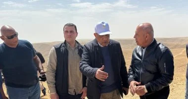 تفقد وزيرا النقل والكهرباء جبل الجلالة لإنشاء محطات طاقة رياح