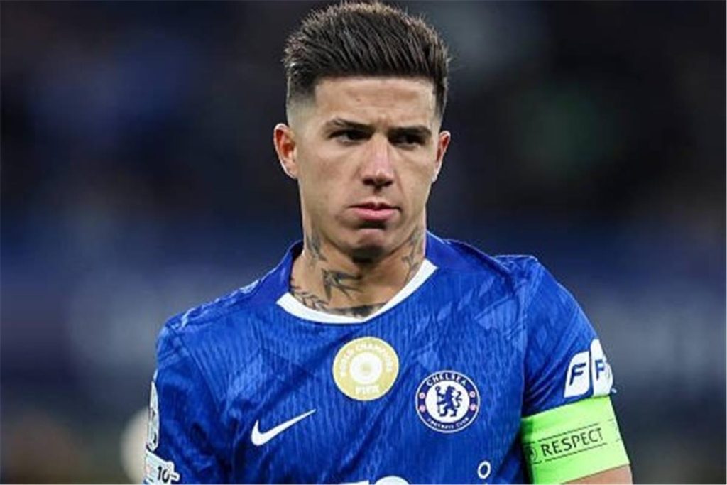 تليجراف: إنزو فرنانديز يسبب استياء لاعبي تشيلسي بسبب ارتباطه بريال مدريد