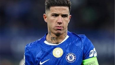 تليجراف: إنزو فرنانديز يسبب استياء لاعبي تشيلسي بسبب ارتباطه بريال مدريد