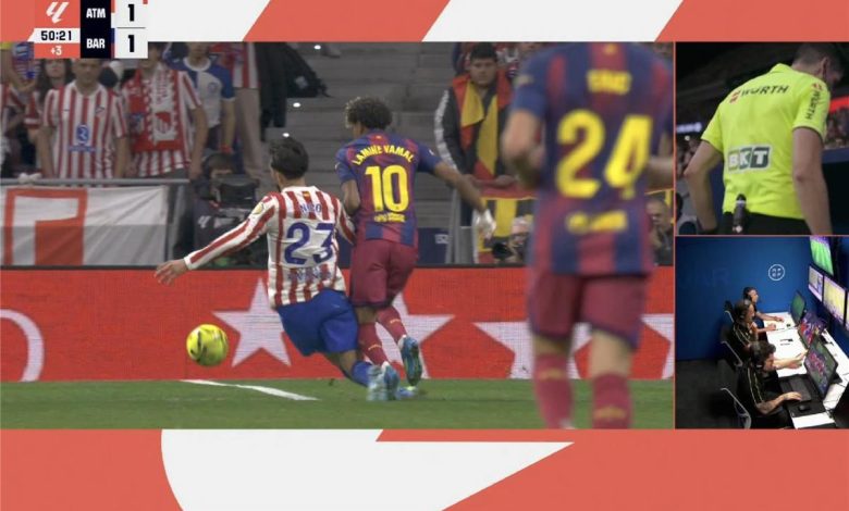 خبير تحكيمي يحلل صحة قرار طرد لاعب أتلتيكو مدريد في مواجهة برشلونة
