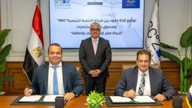 رئيس اقتصادية قناة السويس يشهد توقيع عقود 3 مشروعات لشركة صقر للإلكترونيات والطاقة