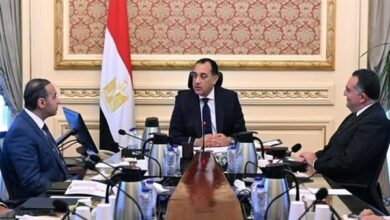 رئيس الوزراء يلتقي برئيسي هيئة الرقابة المالية والبورصة لتعزيز التعاون المالي