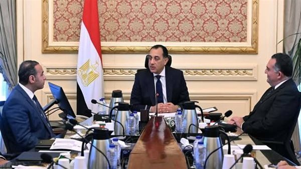 رئيس الوزراء يلتقي برئيسي هيئة الرقابة المالية والبورصة لتعزيز التعاون المالي