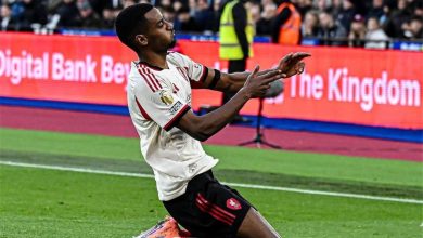 سلوت يكشف عن موعد عودة إيزاك إلى تدريبات ليفربول