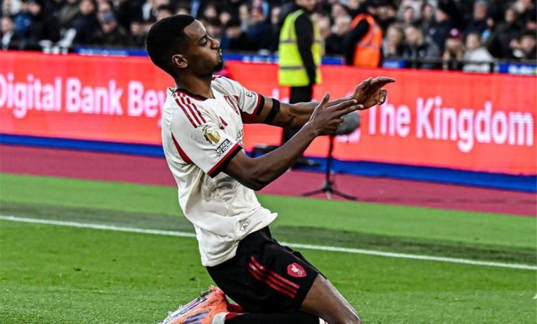 سلوت يكشف عن موعد عودة إيزاك إلى تدريبات ليفربول