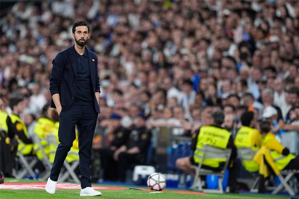 لاعب برشلونة السابق يتصدر قائمة المرشحين لخلافة أربيلوا في تدريب ريال مدريد