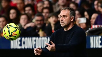 لاعب برشلونة يغادر الملعب مصابًا بعد مشاركته كبديل أمام أتلتيكو مدريد