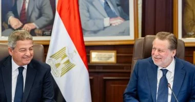 محافظ البنك المركزي ورئيس المجلس الأعلى لتنظيم الإعلام يوقعان اتفاقية تعاون استراتيجية