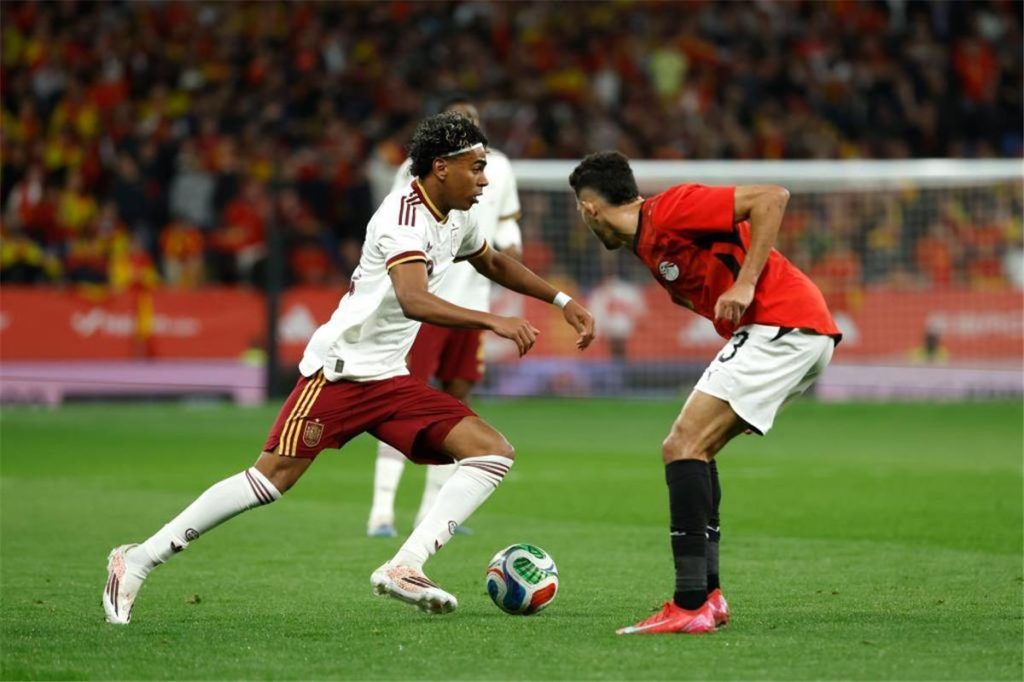 محمد فضل يثني على أداء منتخب مصر أمام إسبانيا ويشير إلى تأثير محمد صلاح المحتمل على أداء الفراعنة