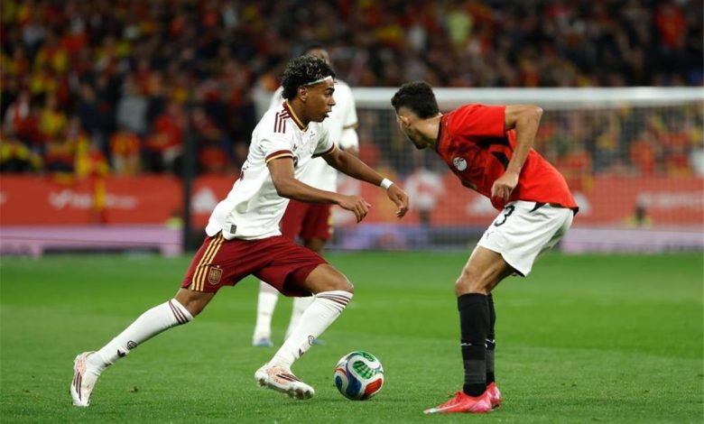 محمد فضل يثني على أداء منتخب مصر أمام إسبانيا ويشير إلى تأثير محمد صلاح المحتمل على أداء الفراعنة