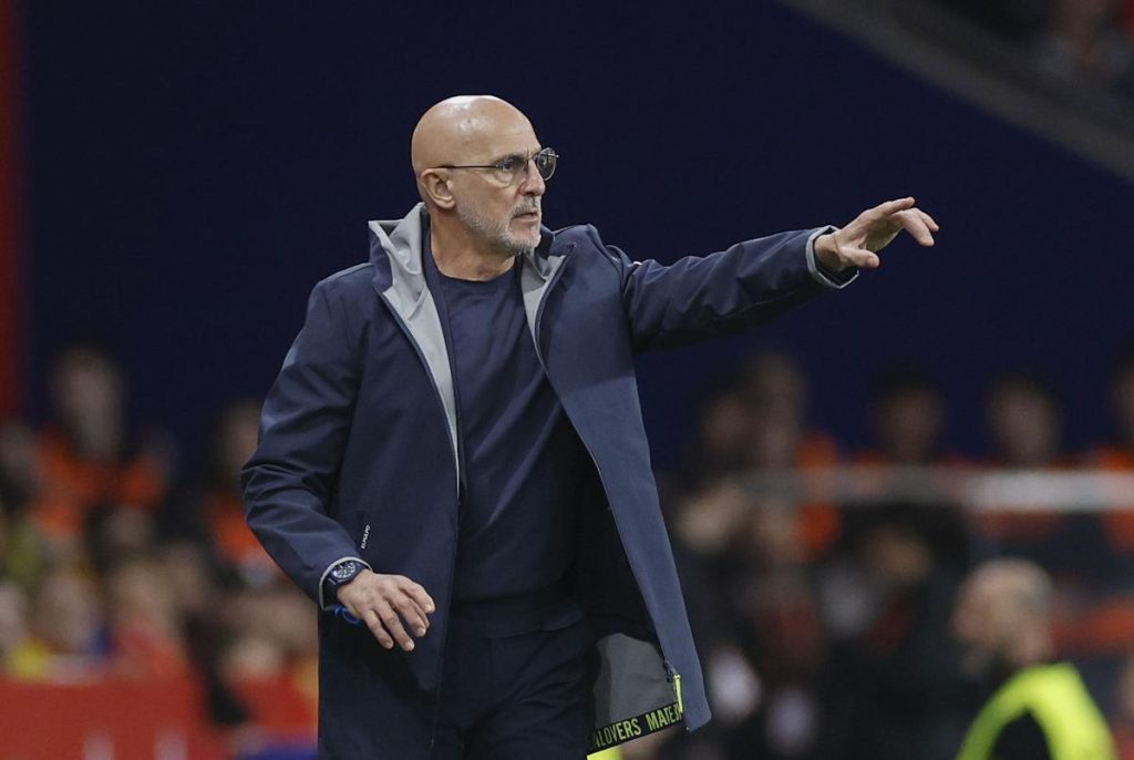 مدرب إسبانيا يثني على تألق لاعب مصر ويكشف كواليس حديثه مع الفريق بين الشوطين