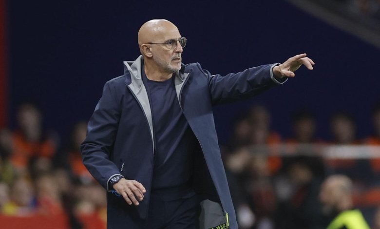 مدرب إسبانيا يثني على تألق لاعب مصر ويكشف كواليس حديثه مع الفريق بين الشوطين