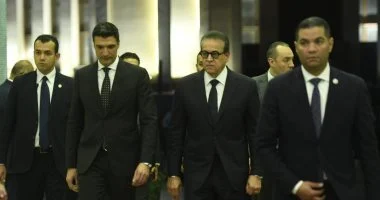 مصطفى مدبولي ووزراء ومحافظ البنك المركزي يشاركون في عزاء والدة وزير الصناعة