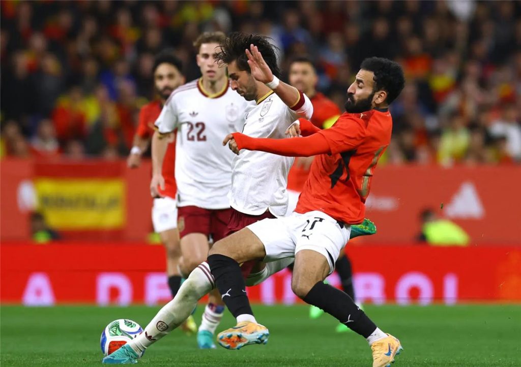 نائب رئيس آس يعبّر عن استيائه من عنصرية جمهور إسبانيا تجاه منتخب مصر: لا أحد يملك تفسيراً منطقياً لما حدث.