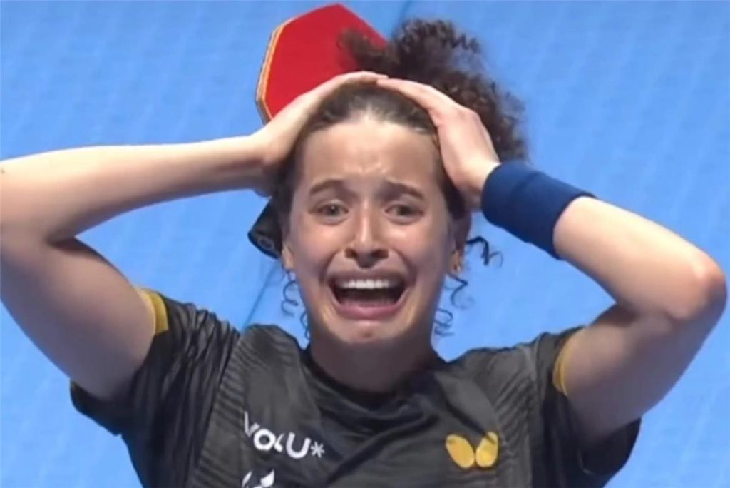 وداعٌ يليق ببطلة مصرية: هنا جودة تواجه المصنفة الأولى عالميًا في مباراة درامية بكأس العالم لتنس الطاولة