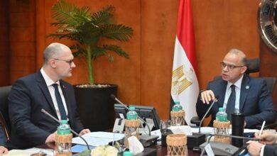 وزير الاستثمار وسفير بيلاروسيا يتفقان على تعزيز التصنيع المحلي وتعميق التعاون الصناعي والتبادل التجاري