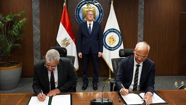 وزير البترول يشهد توقيع عقد توريد خام الفوسفات للمجمع الصناعي الجديد في اقتصادية قناة السويس