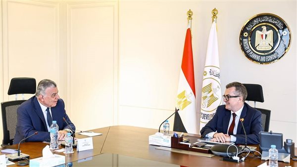 وزير التخطيط يلتقي "أيادي للاستثمار" لتعزيز جهود التنمية الاقتصادية