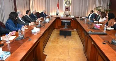 وزير الصناعة يبحث تعزيز التعاون التجاري والصناعي مع غرفة التجارة الأمريكية بالقاهرة