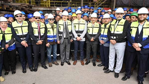 وزير الصناعة يزور مصانع الحديد والصلب في السويس ويعلن عن استراتيجية شاملة للقطاع