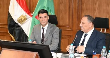 وزير الصناعة يشدد على أهمية تقليل تصدير المواد الخام بالشكل الأولي