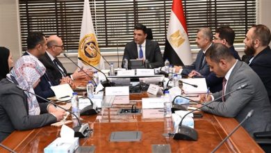 وزير الصناعة يلتقي مجموعة سان جوبان مصر لبحث تعزيز الاستثمارات في مواد البناء المستدامة