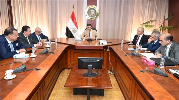 وزير الصناعة يناقش مع اتحاد الصناعات وغرفة البترول والتعدين تعزيز الإنتاج المحلي