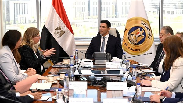 وزير الصناعة يناقش مع وفد فولكس فاجن فرص توسيع صناعة السيارات في مصر