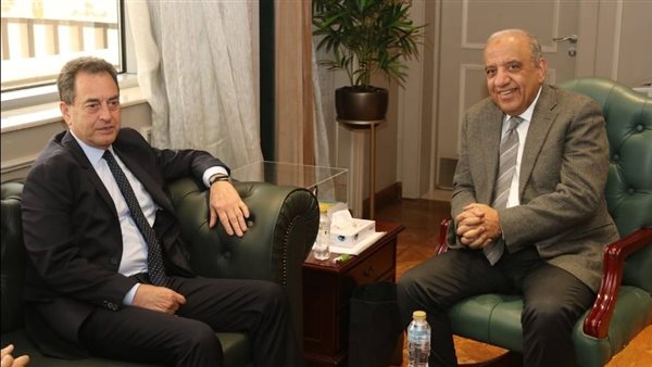 وزير الكهرباء وسفير فرنسا يناقشان تعزيز التعاون في الطاقات المتجددة وتطوير الشبكة الموحدة