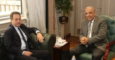 وزير الكهرباء يناقش مع سفير فرنسا بالقاهرة آفاق التعاون في مجالات الطاقات المتجددة