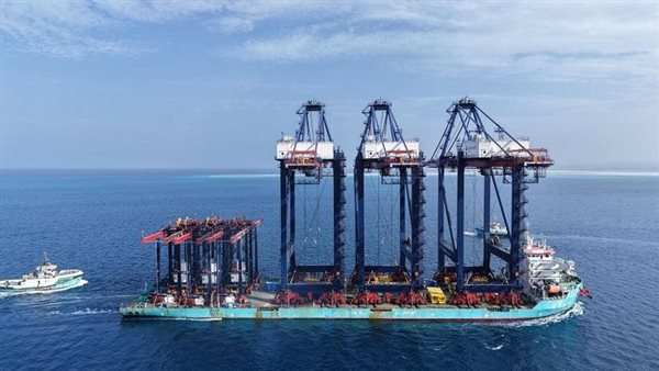 وزير النقل يعلن وصول 3 أوناش رصيف عملاقة و6 أوناش ساحة لمحطة سفاجا 2