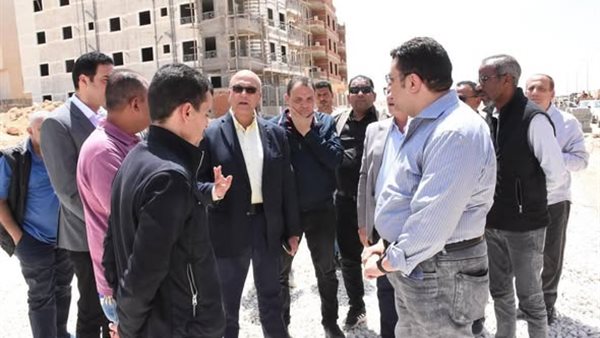 نائب وزيرة الإسكان يقوم بجولة تفقدية لمشروعات المرافق في مدينة القاهرة الجديدة