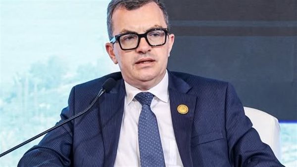 وزير التخطيط يناقش تعزيز النمو الاقتصادي ودعم القطاع الخاص في جلسة حول العصر الرقمي