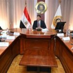 وزير الصناعة يدعو شركات الأدوية لتعزيز صناعة المواد الفعالة في القطاع الدوائي