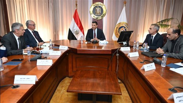 وزير الصناعة يدعو شركات الأدوية لتعزيز صناعة المواد الفعالة في القطاع الدوائي